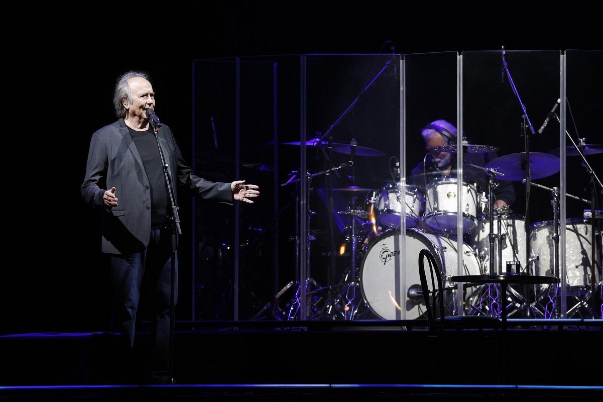 Joan Manuel Serrat, en concierto en el Zócalo de Ciudad de México, el 22 de octubre de 2022. EFE/JOSÉ MÉNDEZ