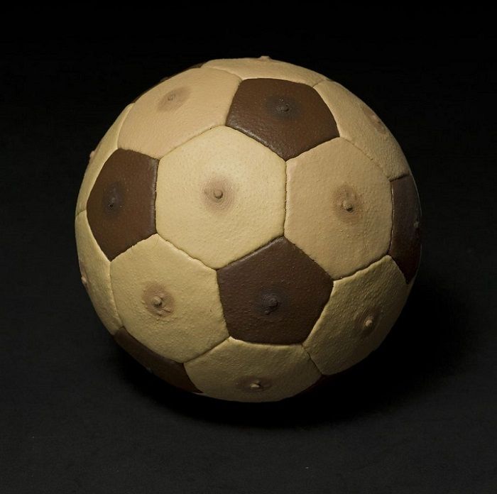 'Male Nipples Soccer Ball', de Nicola Costantino, en la exposición 'Figuritas. Apariciones futboleras en el arte argentino'. CNB