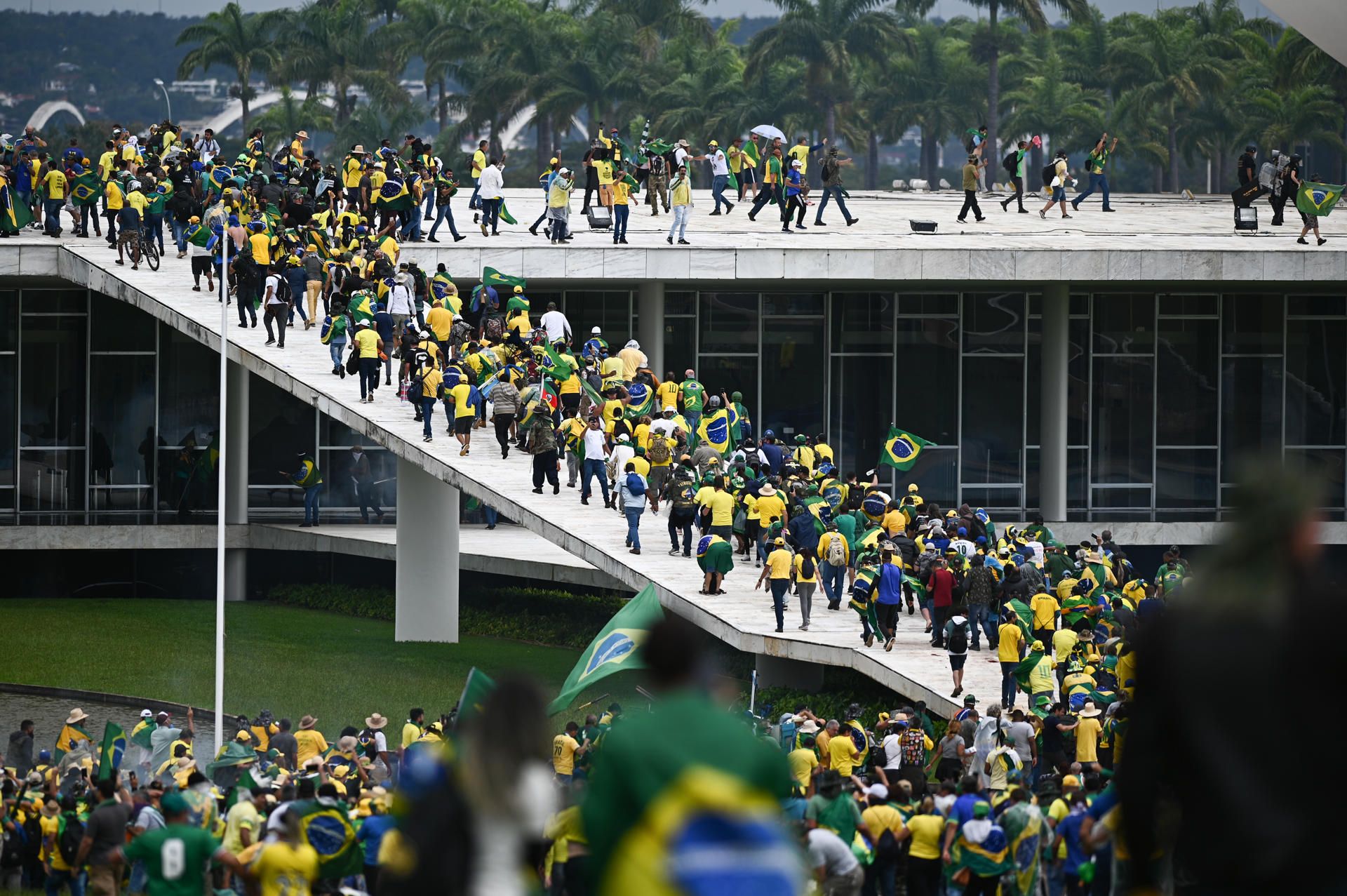 Opositores bolsonaristas invaden la sede del Tribunal Supremo Federal de Brasil, este domingo, en Brasilia. EFE/ANDRE BORGES