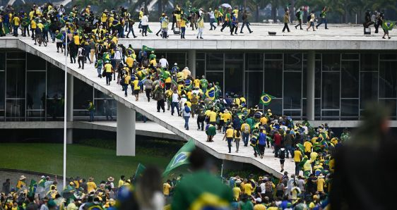 Opositores bolsonaristas invaden la sede del Tribunal Supremo Federal de Brasil, este domingo, en Brasilia. EFE/ANDRE BORGES