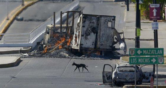 Vehículos calcinados tras los enfrentamientos por la detención del hijo del Chapo, en Culiacán, México, el 5 de enero de 2023. EFE/JUAN CARLOS CRUZ