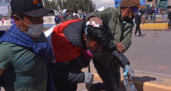Un manifestante herido durante la jornada de protestas en Juliaca, Perú, este lunes. EFE