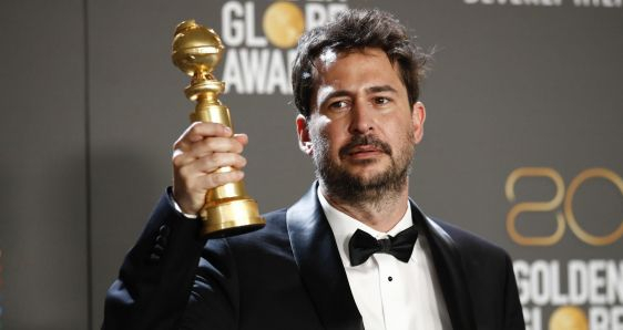 Santiago Mitre, director de 'Argentina, 1985', con el Globo de Oro a mejor película extranjera, este martes. EFE/EPA/CAROLINE BREHMAN