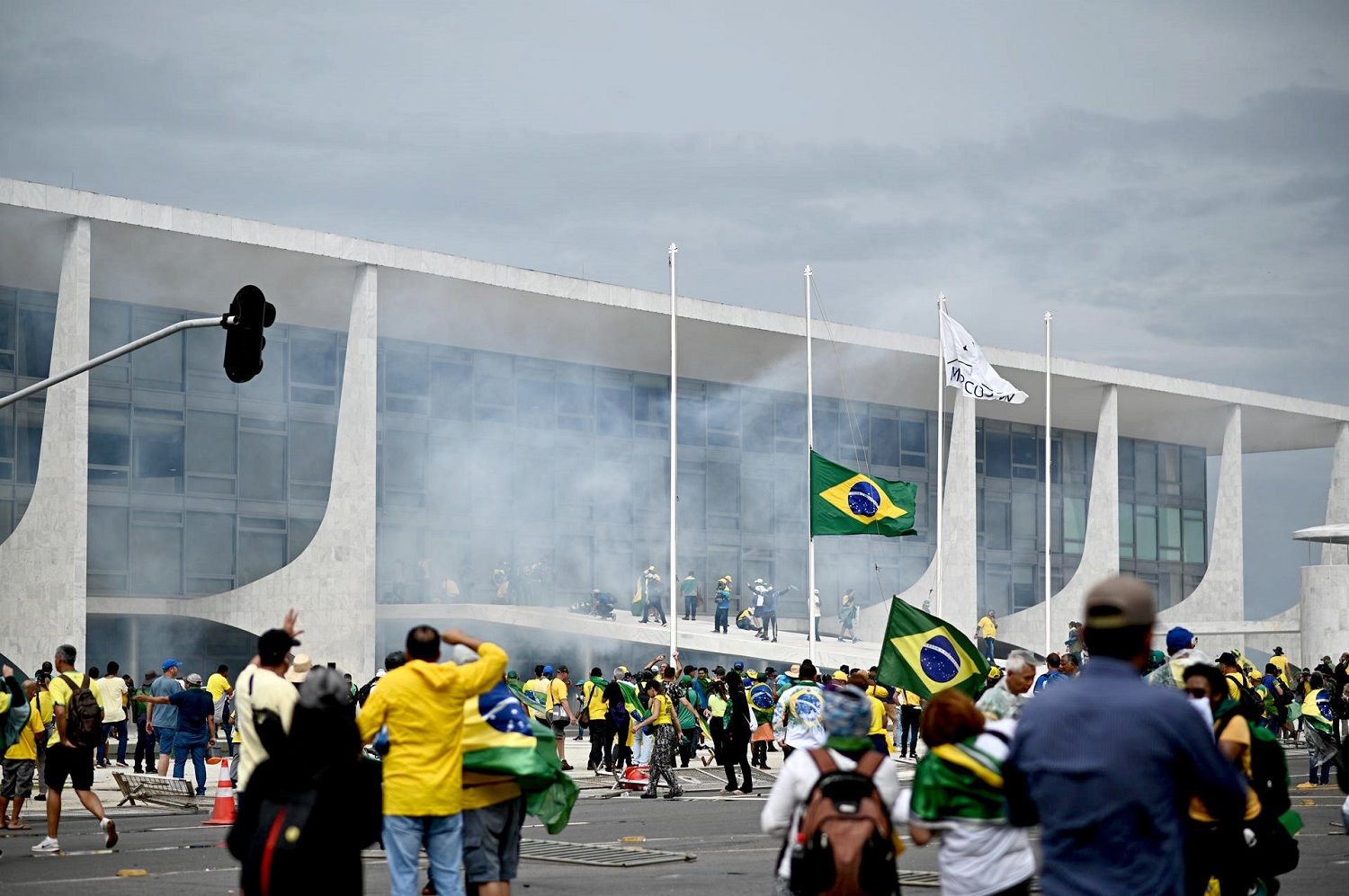 Seguidores de Bolsonaro asaltan el Palacio de Planalto en Brasilia, el 8 de enero de 2023. EFE/ANDRE BORGES