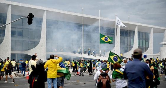 Seguidores de Bolsonaro asaltan el Palacio de Planalto en Brasilia, el 8 de enero de 2023. EFE/ANDRE BORGES