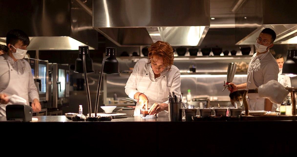La chef colombiana Leonor Espinosa, en la cocina de LEO, su restaurante en Bogotá. CORTESÍA