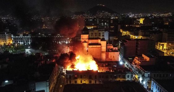 Incendio de un edificio en Lima durante las protestas contra el Gobierno de Perú, este 19 de enero. EFE/RENATO PAJUELO