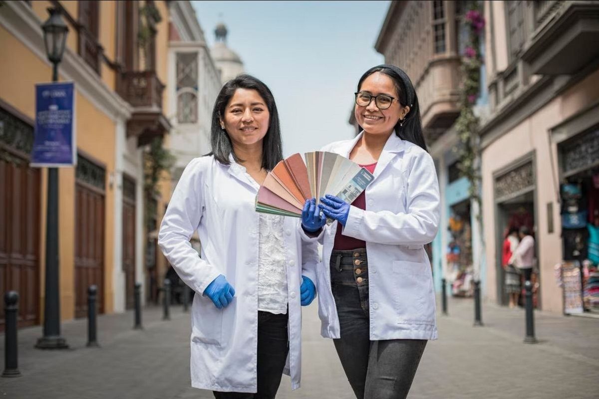 Roxana Ataurima y Lady Osorio, del área de Cromatología de Prolima, en Lima. JOEL ALONZO