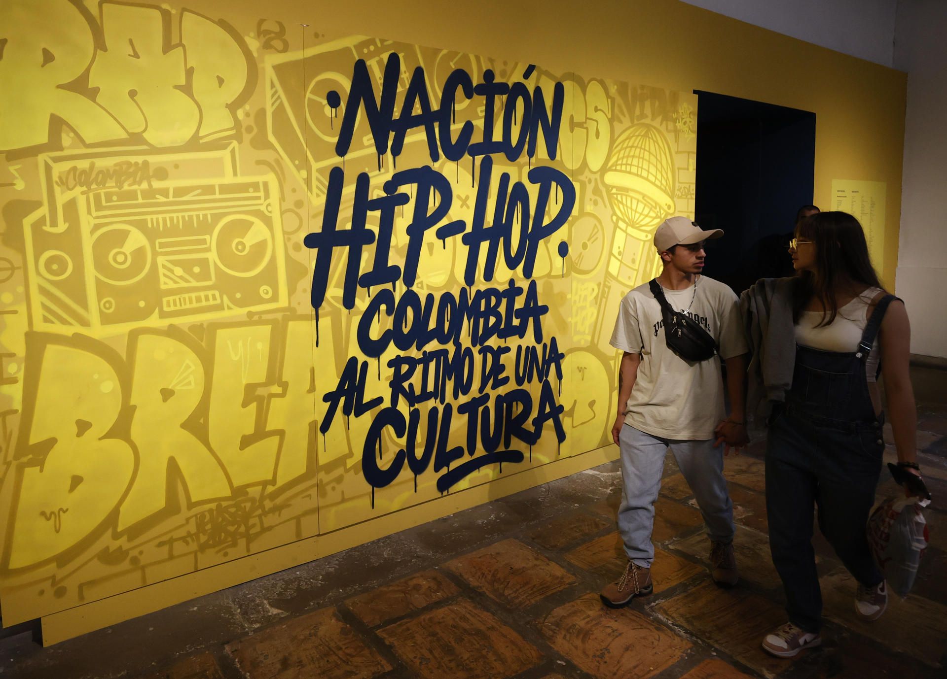 Visitantes de la exposición 'Nación Hip Hop', en el Museo Nacional de Colombia, en Bogotá, el 18 de enero. EFE/MAURICIO DUEÑAS