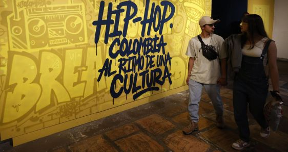 Visitantes de la exposición 'Nación Hip Hop', en el Museo Nacional de Colombia, en Bogotá, el 18 de enero. EFE/MAURICIO DUEÑAS