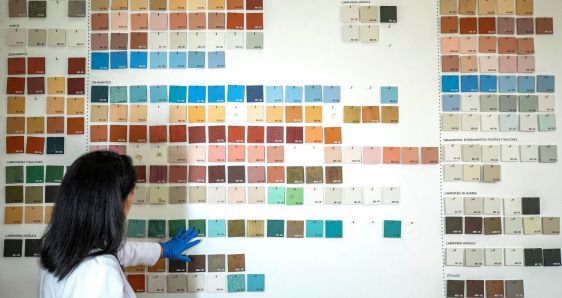 Roxana Ataurima, responsable de Cromatología de Prolima, repasa la cartilla de colores recuperados del centro histórico de Lima. JOEL ALONZO