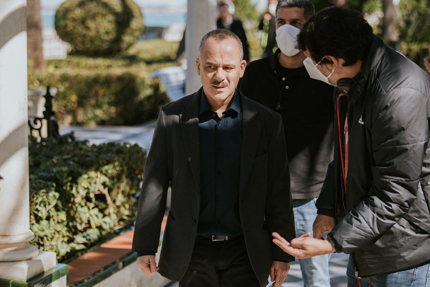 El actor Javier Gutiérrez y el director Gustavo Hernández, durante el rodaje de 'Lobo feroz'. DANI MEDINA