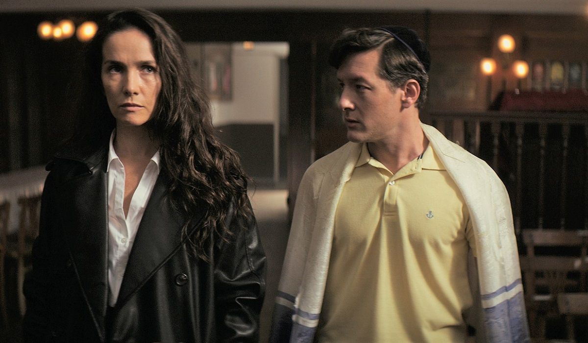 Los actores Natalia Oreiro y Matías Bassani, en las serie 'Iosi, el espía arrepentido'. AMAZON PRIME VIDEO