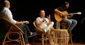 El periodista Winston Manrique conversa con el cantante Fonseca en el Hay Festival de Cartagena de Indias, este domingo. EFE/RICARDO MALDONADO