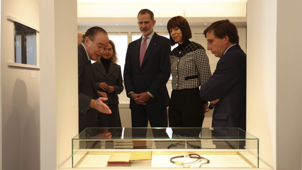 El rey Felipe VI (centro), en la inauguración del nuevo espacio cultural de la Fundación Ortega-Marañón en Madrid, este 27 de enero. FOM