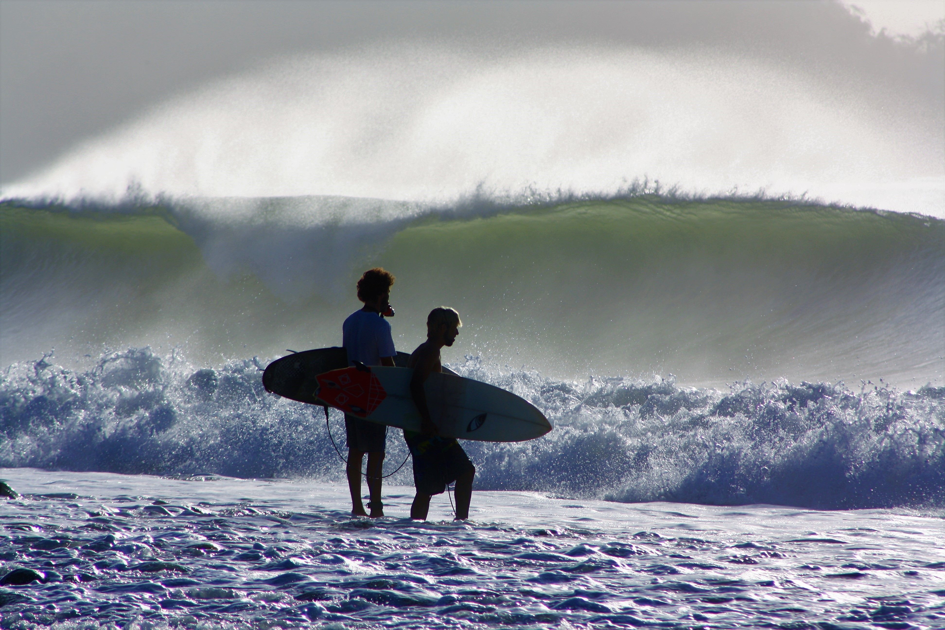 Una pareja de surfistas en una playa de Cuba. YENIA EXPÓSITO