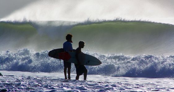 Una pareja de surfistas en una playa de Cuba. YENIA EXPÓSITO