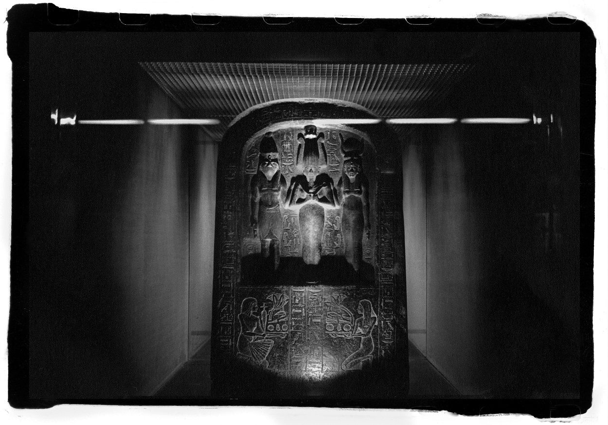 Estela egipcia en el Museo del Louvre, París, 1981, serie 'Estanques de la memoria'. SANDRO ORAMAS Estela egipcia en el Museo del Louvre, París, 1981, serie 'Estanques de la memoria'. SANDRO ORAMAS