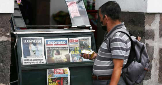 Un hombre observa las portadas de los periódicos tras las elecciones en Ecuador, este lunes, en Quito. EFE/JOSÉ JÁCOME