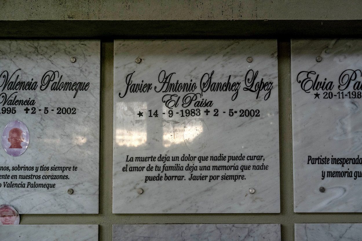 Lápidas de fallecidos en la masacre de Bojayá de 2022, en el mausoleo de Bellavista. MARIO TORO QUINTERO