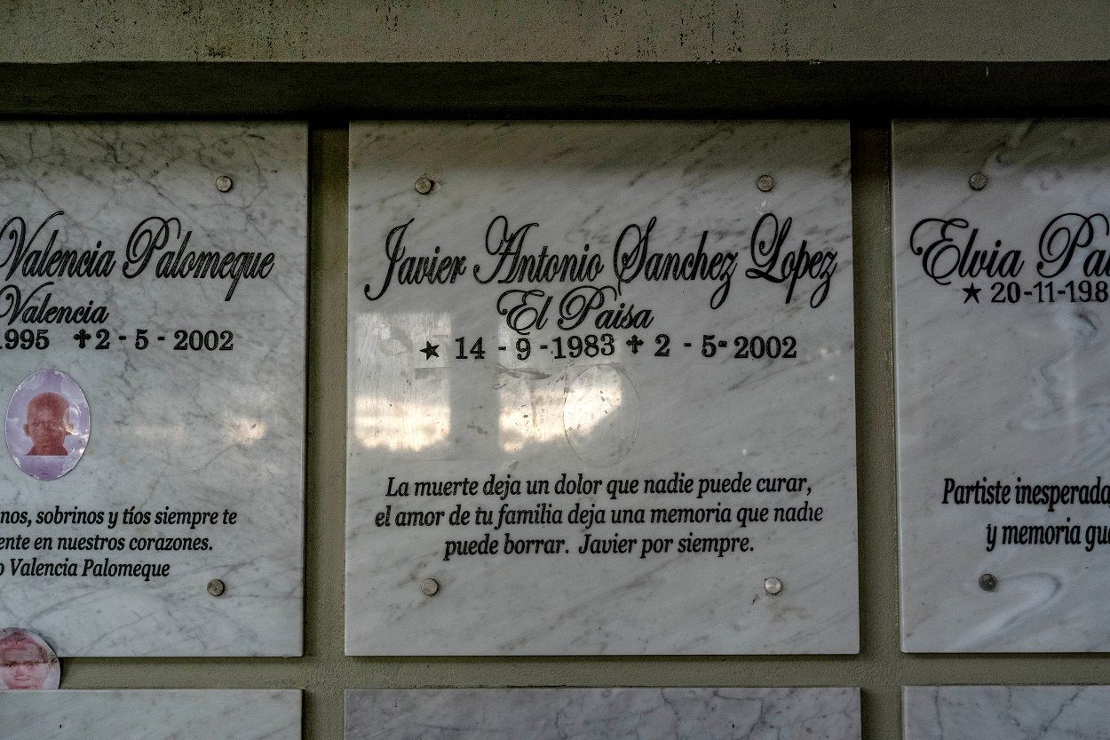 Lápidas de fallecidos en la masacre de Bojayá de 2022, en el mausoleo de Bellavista. MARIO TORO QUINTERO Lápidas de fallecidos en la masacre de Bojayá de 2022, en el mausoleo de Bellavista. MARIO TORO QUINTERO