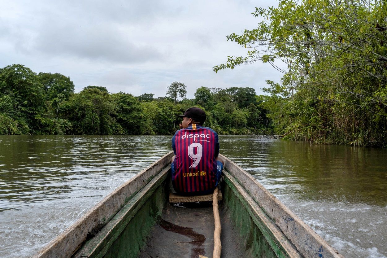 Olfito Chamí, de la comunidad Emberá Dobida de Salinas, recorre el río a bordo de una embarcación. MARIO TORO QUINTERO