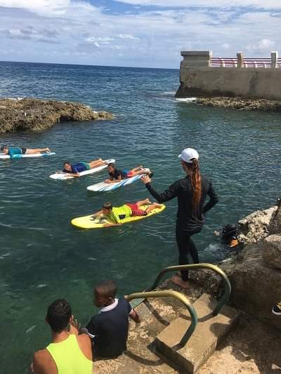 Yaya Guerrero, en una de sus clases de surf para niños. CORTESÍA YAYA GUERRERO