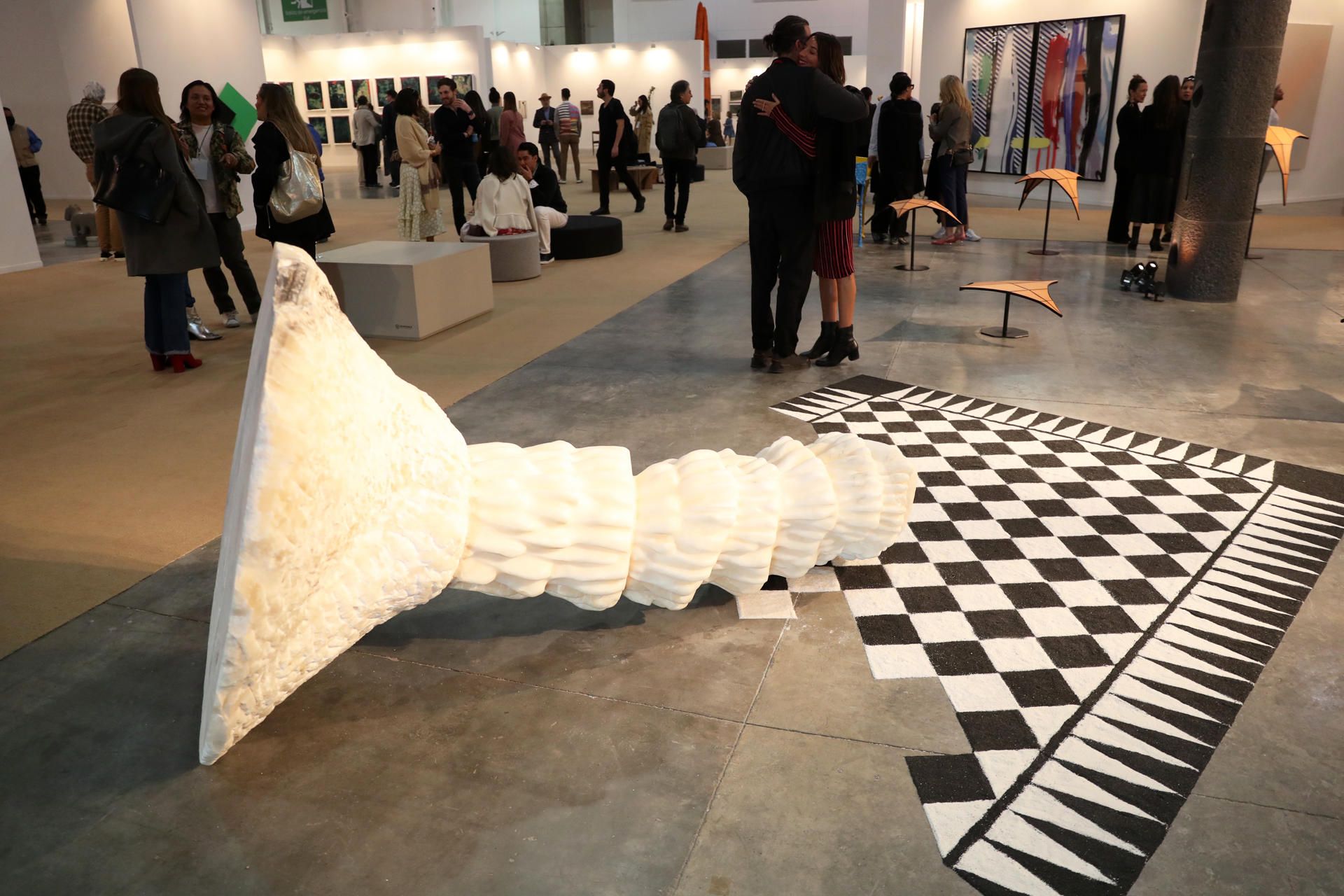 Visitantes de la primer jornada de la feria de arte Zona Maco en Ciudad de México. EFE/SÁSHENKA GUTIÉRREZ