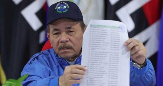El presidente de Nicaragua, Daniel Ortega, con la lista de los 222 presos políticos excarcelados, este 9 de febrero. EFE/CÉSAR PÉREZ/PRESIDENCIA NICARAGUA