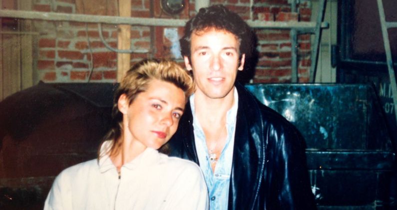 La periodista Angels Bromsons, con el cantante Bruce Springsteen. ARCHIVO