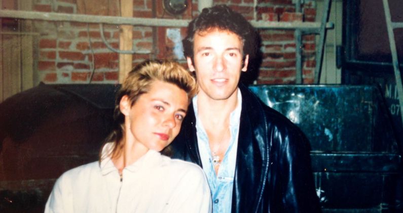 La periodista Angels Bromsons, con el cantante Bruce Springsteen. ARCHIVO La periodista Angels Bromsons, con el cantante Bruce Springsteen. ARCHIVO