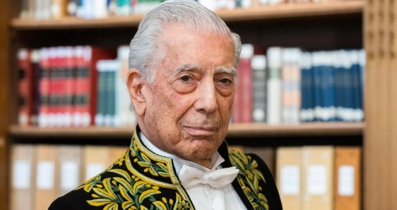 El escritor peruano Mario Vargas Llosa, en su ingreso en la Academia Francesa, el 9 de febrero. EFE/EPA//TERESA SUÁREZ