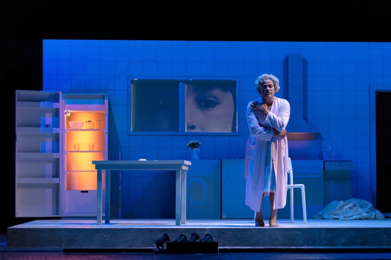 El actor Eduard Fernández, en la versión española de la obra 'Todas las canciones de amor', de Santiago Loza. TEATROS DEL CANAL El actor Eduard Fernández, en la versión española de la obra 'Todas las canciones de amor', de Santiago Loza. TEATROS DEL CANAL