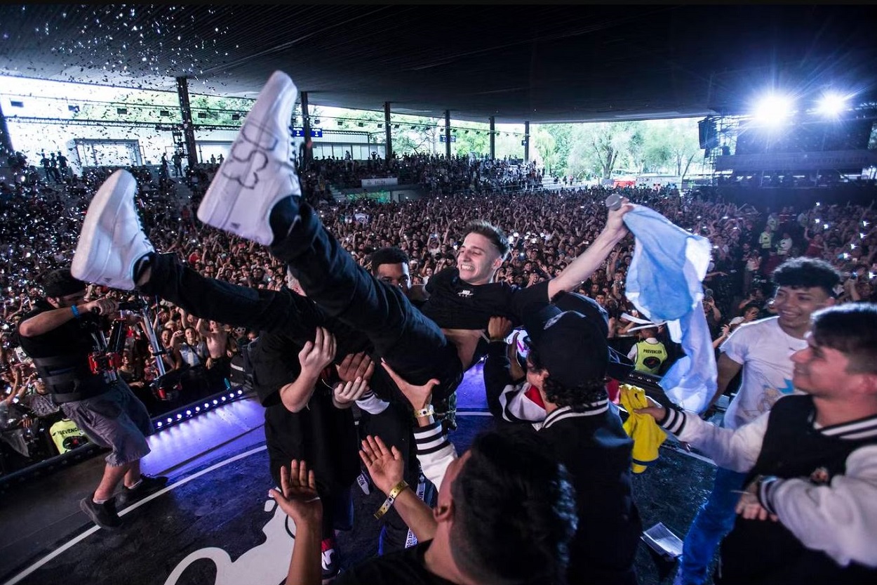 El rapero argentino Wos, tras ganar la final de la Red Bull Batalla de Gallos Internacional 2018. GUSTAVO CHERRO/RED BULL