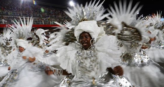 Miembros de la escuela de samba Unidos da Tijuca desfilan en el Sambódromo durante el carnaval de Río de Janeiro, en Brasil, este domingo. EFE/ANDRE COELHO