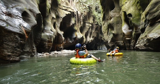 Turistas navegan por el cañón del río Guape, en La Uribe, Colombia, el pasado 18 de febrero. EFE/MAURICIO DUEÑAS CASTAÑEDA