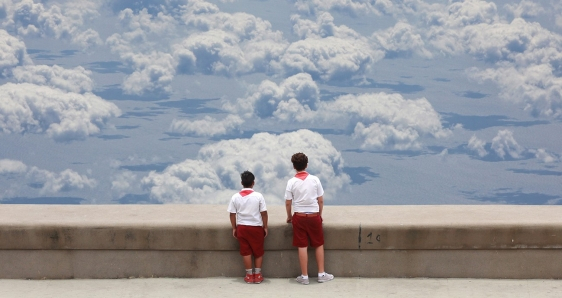 El Malecón de La Habana convertido en un mirador de nubes, en una fotografía de la serie 'La isla aislada'. GABRIEL GUERRA BIANCHINI