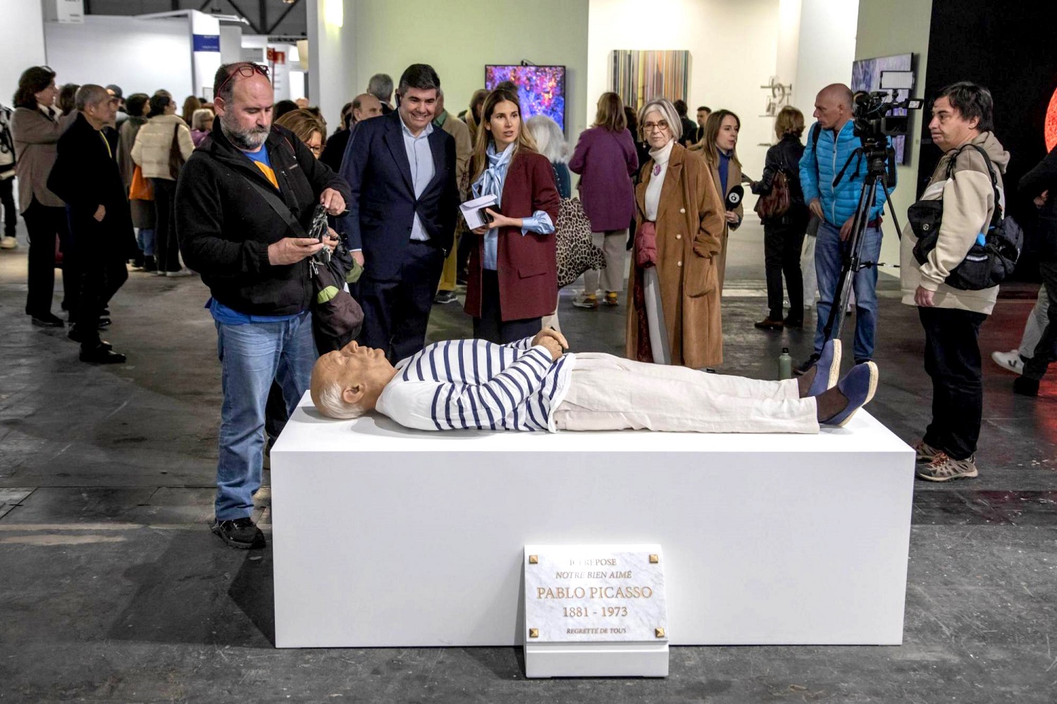 La obra 'Aquí murió Picasso', de Eugenio Merino, en la feria Arco de Madrid, el 22 de febrero de 2023. ARCO La obra 'Aquí murió Picasso', de Eugenio Merino, en la feria Arco de Madrid, el 22 de febrero de 2023. ARCO