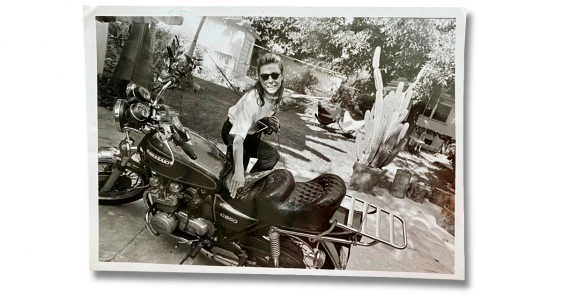 La periodista Angels Bronsoms, con su Kawasaki, en su casa de West Hollywood, Los Ángeles, en 1987. ANNA SEVER