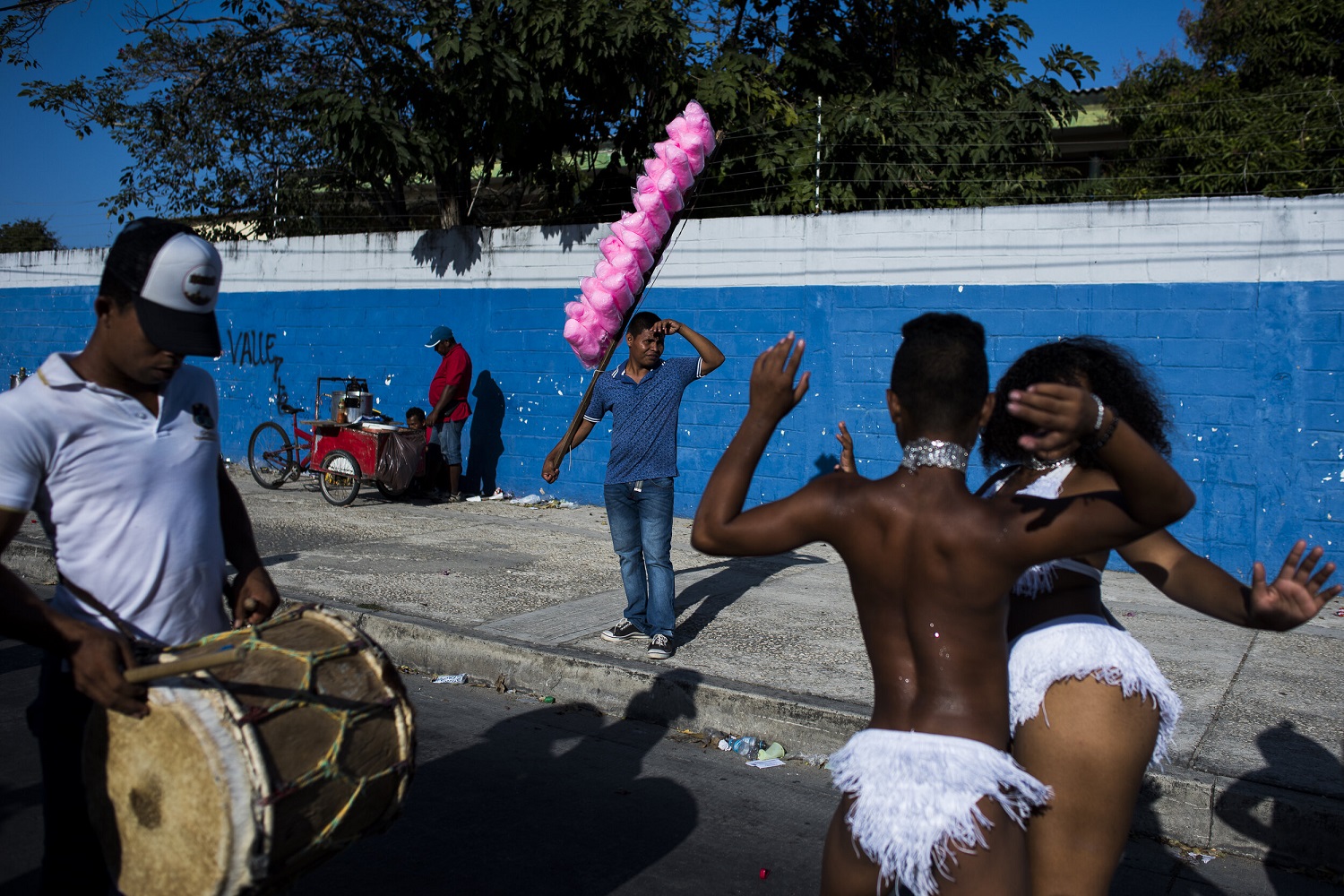 Bailarines de mapalé practican antes del desfile de Carlos Franco en el sur de Barranquilla. CHARLIE CORDERO