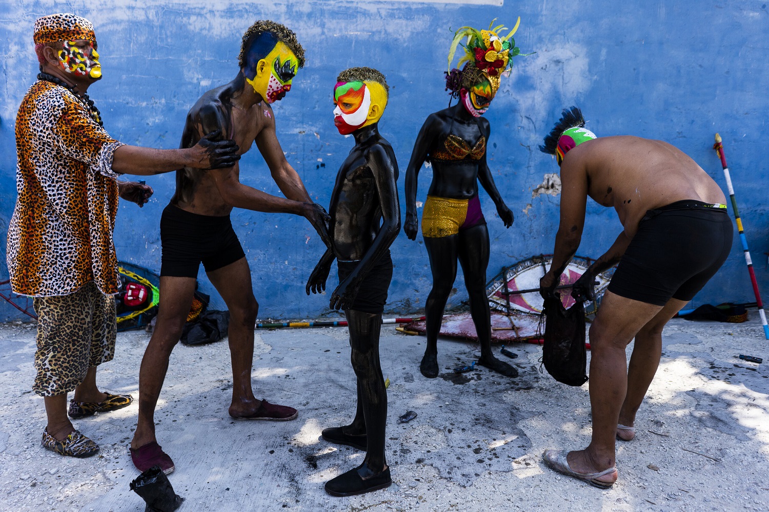 Bailarines de la comparsa Caníbales Emplumados del barrio Las Nieves se preparan para el carnaval de Barranquilla. CHARLIE CORDERO