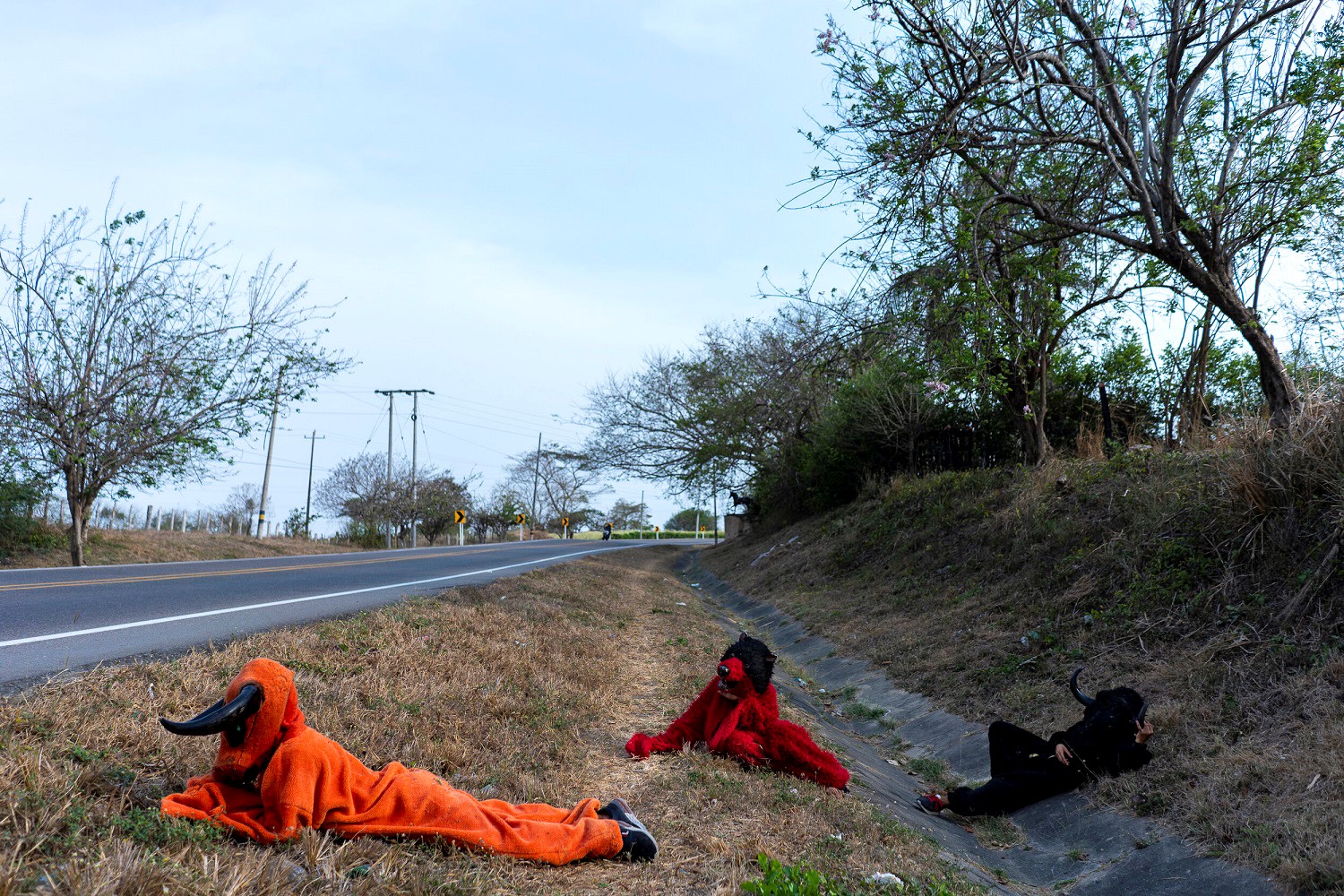 Niños disfrazados de fauna africana entre Baranoa y Sabanalarga, durante el carnaval de Barranquilla. CHARLIE CORDERO