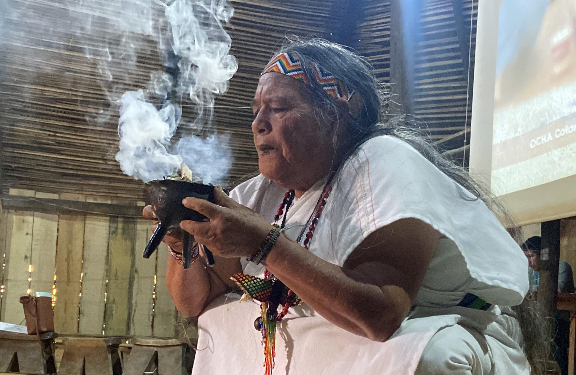 Indígena de la etnia muisca en Bogotá, Colombia, este 24 de febrero. EFE/MARIBEL ARENAS