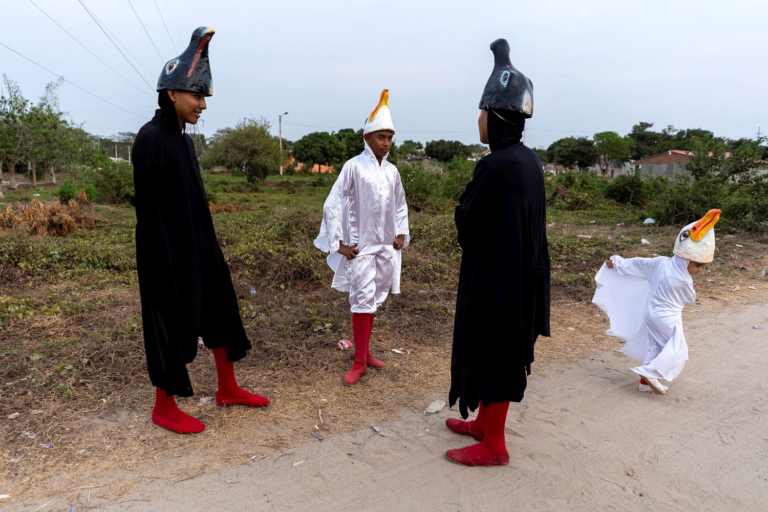 Cuatro integrantes del baile Goleros esperan al resto del equipo para ensayar su presentación para el carnaval de Barranquilla. CHARLIE CORDERO