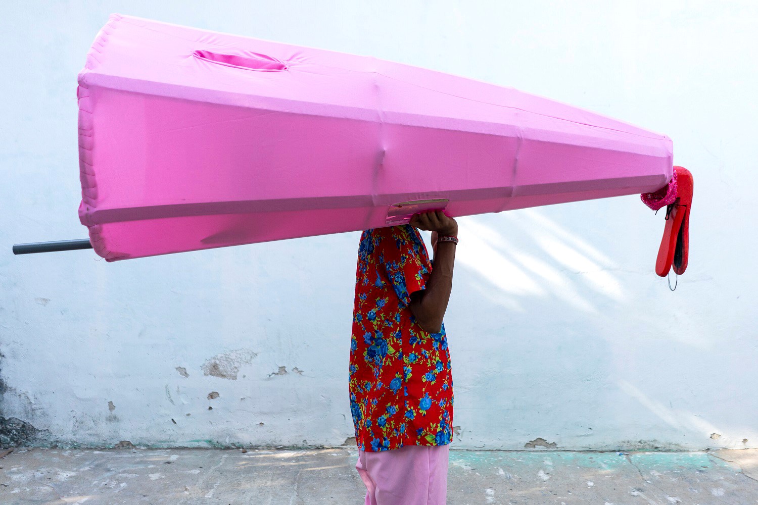 Un joven bailarín lleva su traje de coyongo en el carnaval de Barranquilla. CHARLIE CORDERO