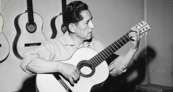 El maestro Abraham Falcón afina una de sus guitarras, en la década de los sesenta. ARCHIVO FAMILIAR