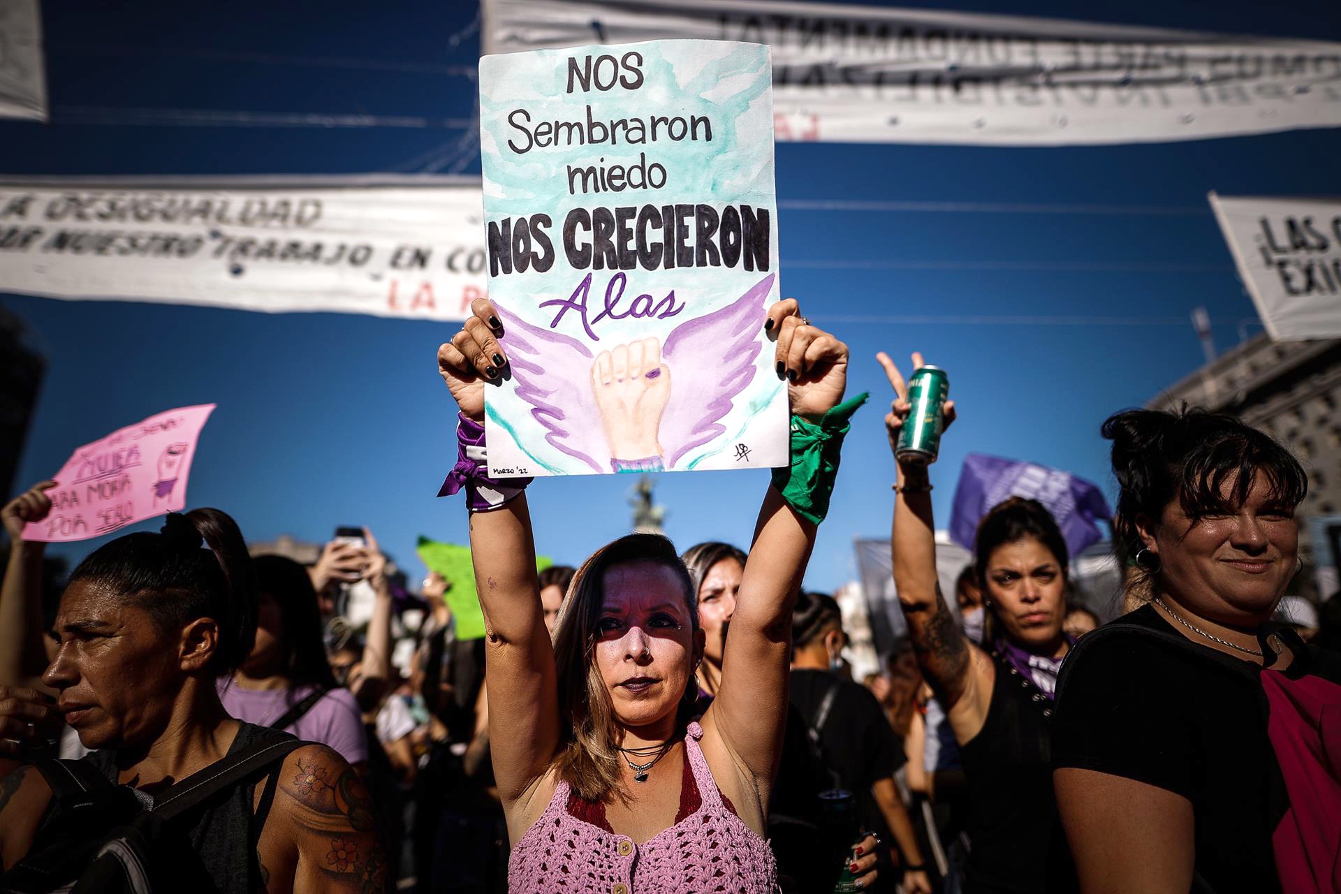 Marcha feminista en Buenos Aires, Argentina, el 8 de marzo de 2022. EFE/JUAN IGNACIO RONCORONI