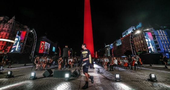 Desfile de moda de la Buenos Aires Fashion Week frente al Obelisco de la capital argentina, este 6 de marzo. EFE/JUAN IGNACIO RONCORONI