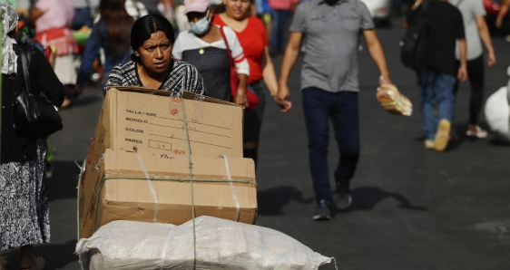 Las mujeres latinoamericanas sufren las consecuencias de la brecha económica en el trabajo. EFE/RODRIGO SURA
