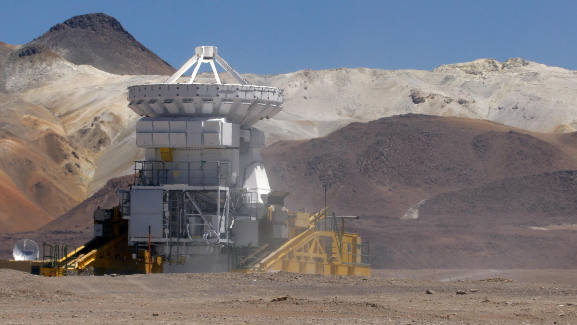 Antenas de ALMA, el mayor telescopio del mundo, en el desierto de Atacama, Chile. EFE/RODRIGO SÁEZ